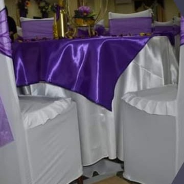 Table d&eacute;cor&eacute;e mauve et blanc